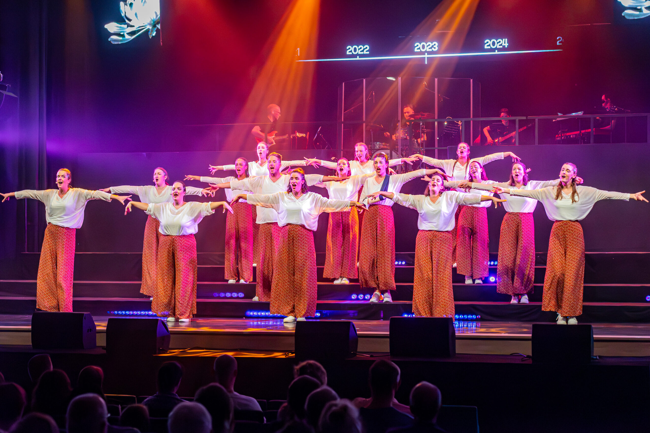 koorleden van Allumé op het podium tijdens de jubileumshow van Enchanté in 2026